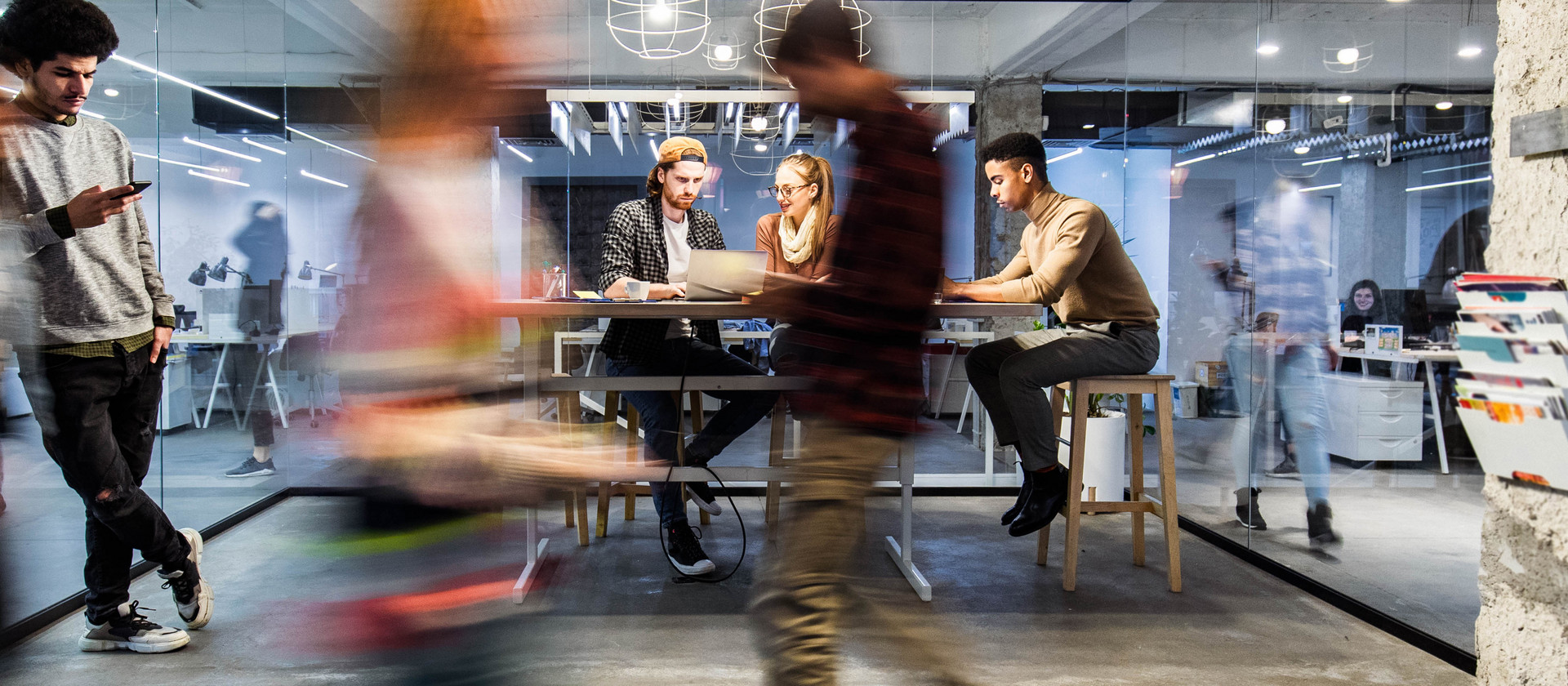 Büroangestellte beim Gehen